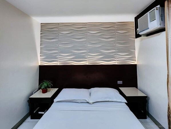 Matrimonial Room | Desk, bed sheets - Bamboo Garden Business Inn (Dipolog)