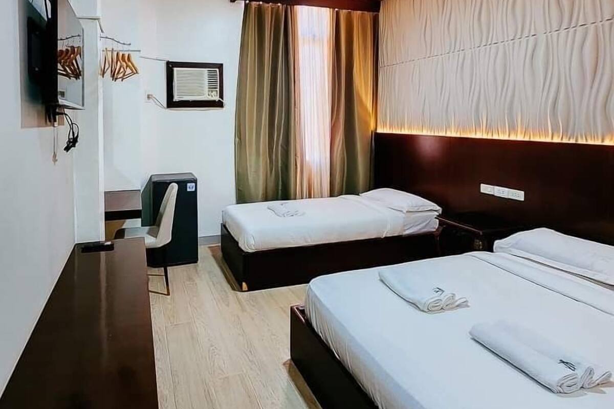 Deluxe Triple Room | Desk, bed sheets
