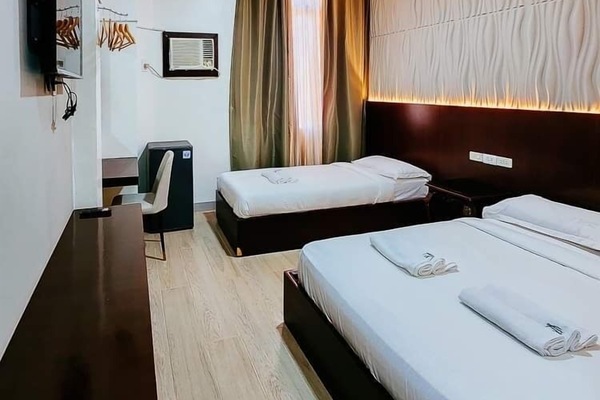 Deluxe Triple Room | Desk, bed sheets