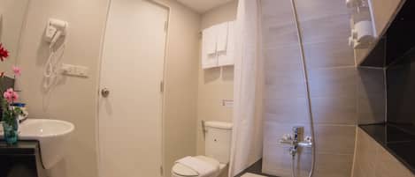 Un baño moderno con bañera, inodoro y ducha.