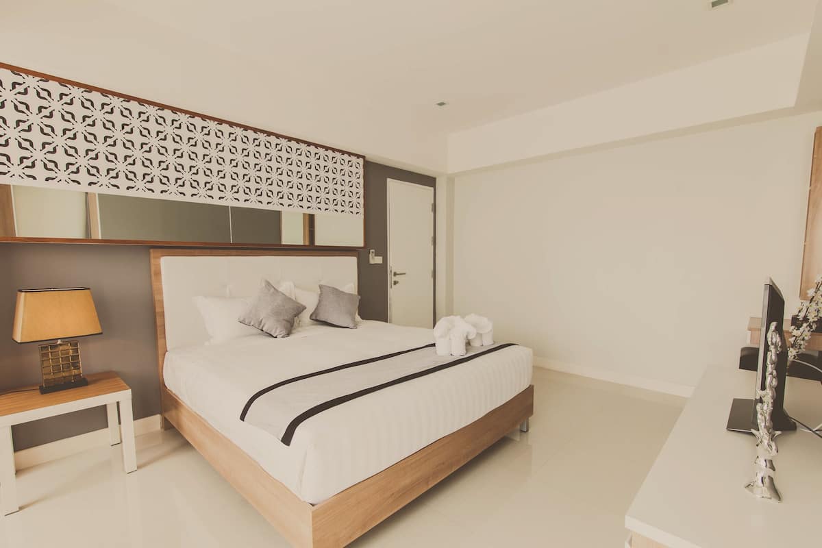 Deluxe kamer, 1 slaapkamer | 1 slaapkamer, een minibar, een kluis op de kamer, een bureau