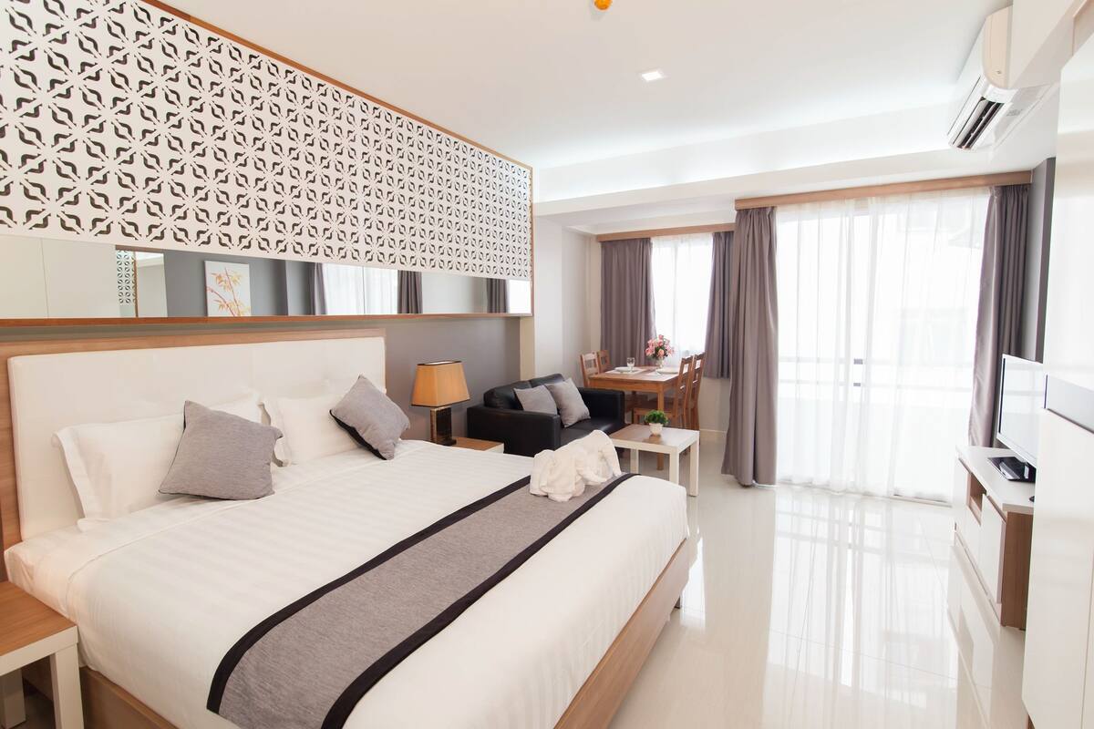 Kamar Superior, balkon | Minibar, brankas, meja kerja, dan ruang kerja ramah laptop