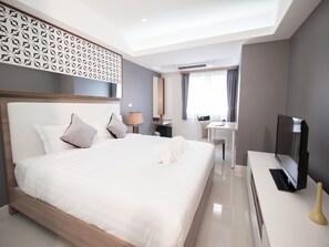 Minibar, in-room safe, desk, laptop workspace - Racha Residence Sri Racha (Si Racha)