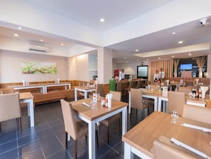 Se sirven almuerzos, cenas, brunch y cocina japonesa