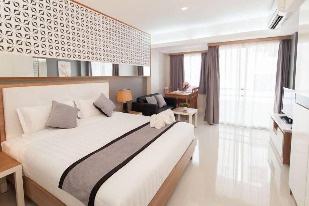 Minibar, brankas, meja kerja, dan ruang kerja ramah laptop