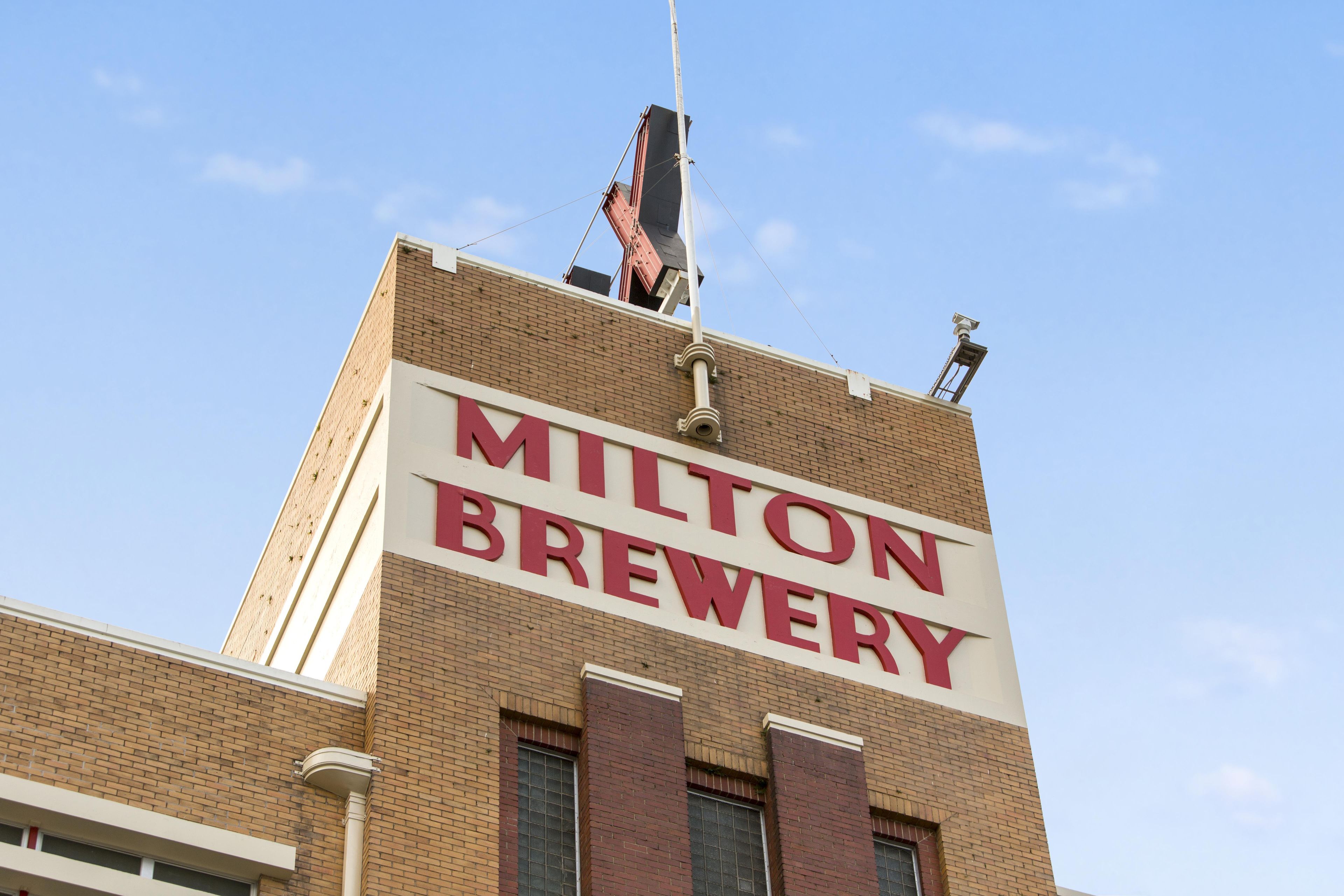 Un edificio con un cartel grande que dice 'MILTON BREWERY'.