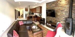 Leilighet – superior, 3 soverom | Oppholdsområde | LCD-TV