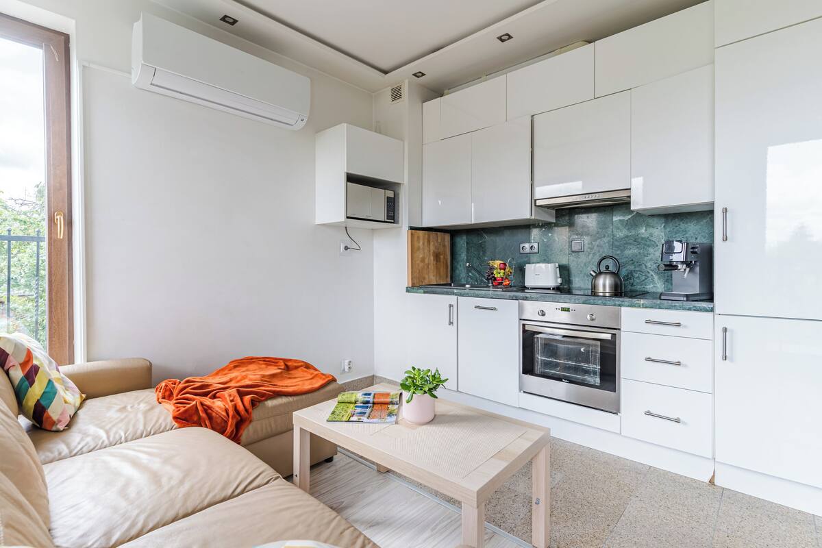 Apartment, 2 Bedrooms | Meja, ruang kerja komputer riba, seterika/papan seterika 