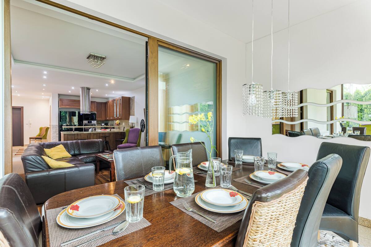 Superior Apartment, 3 Bedrooms | Meja, ruang kerja komputer riba, seterika/papan seterika 