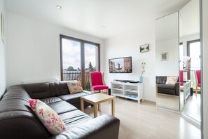 Familieleilighet, 2 soverom, kjøleskap, mellometasje | Oppholdsområde | LCD-TV