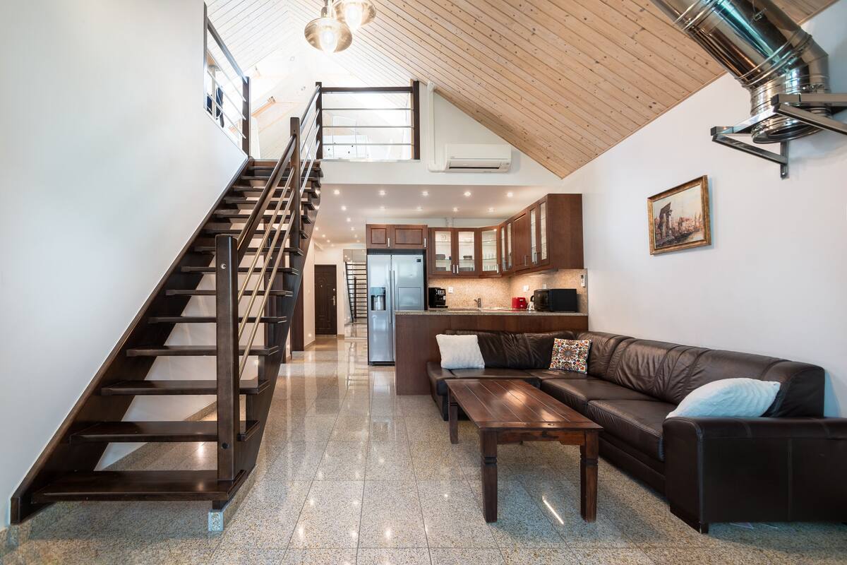 Exclusive Apartment, 4 Bedrooms, Refrigerator, Mezzanine | Meja, ruang kerja komputer riba, seterika/papan seterika 