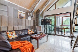 Exclusive-Apartment, 4 Schlafzimmer, Kühlschrank, Zwischengeschoss | Individuell dekoriert, individuell eingerichtet, Schreibtisch