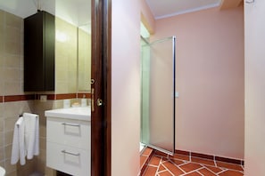 Shower, rainfall showerhead, free toiletries, hair dryer - Lillihouse (Rome)