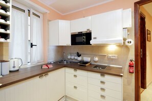 Fridge, microwave, oven, stovetop - Lillihouse (Rome)