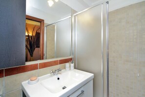 Dusche, Regendusche, kostenlose Toilettenartikel, Haartrockner