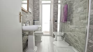 Shower, free toiletries, hair dryer, bidet