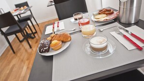 A breakfast table with pastries, coffee, and juice. - Verona Maison (Verona)