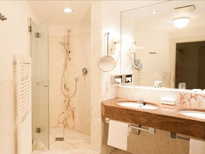 Junior Suite | Bathroom | Hair dryer, towels, soap, shampoo - Hoteltraube Rudesheim (Ruedesheim am Rhein)