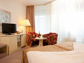 Junior-Suite | Badezimmer | Haartrockner, Handtücher, Seife, Shampoo