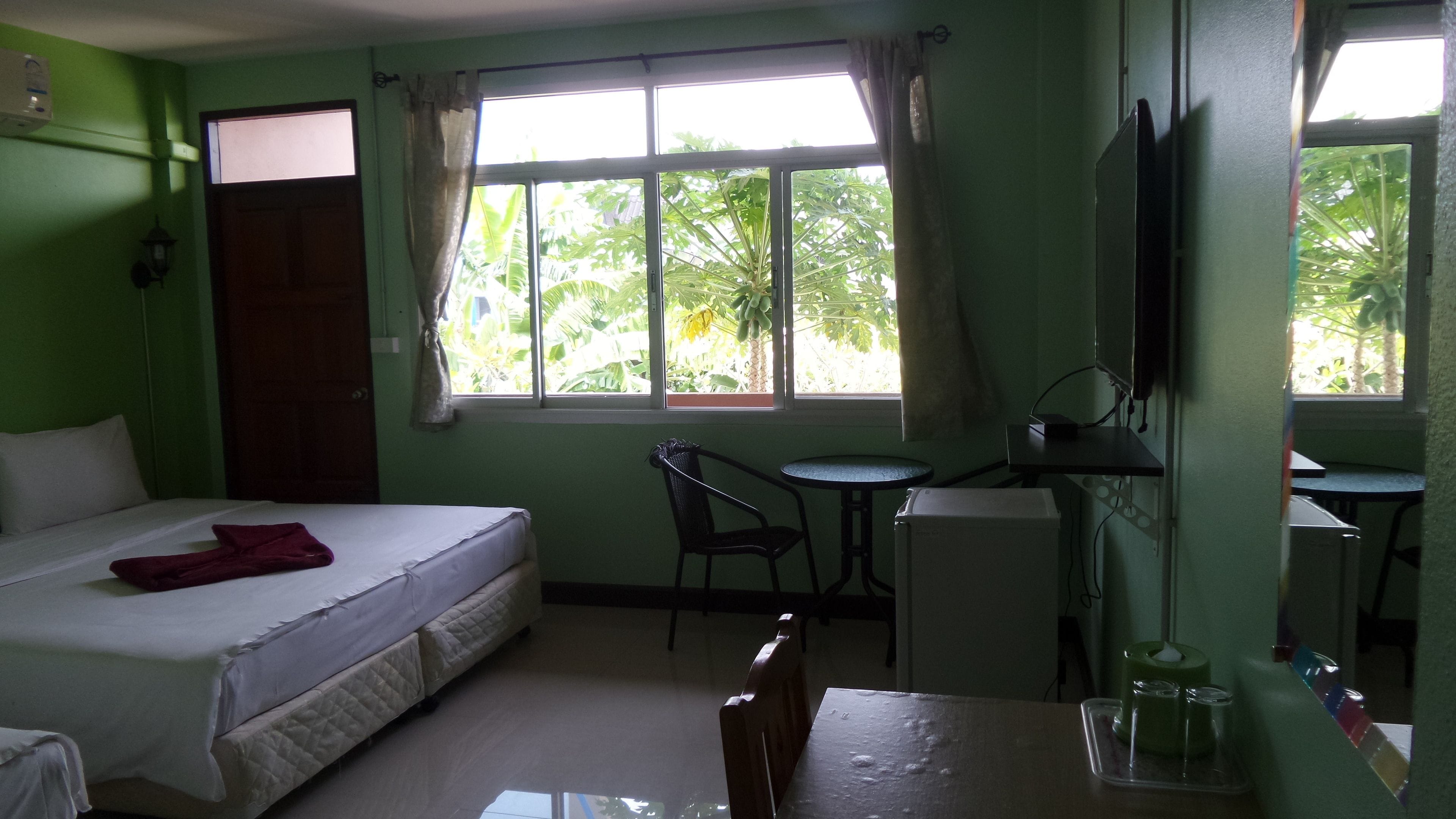 air conditioning triple room | desk, free wifi