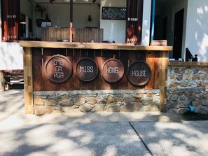 Fachada de la propiedad por la tarde o noche