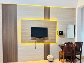 Standard Twin Room | Television