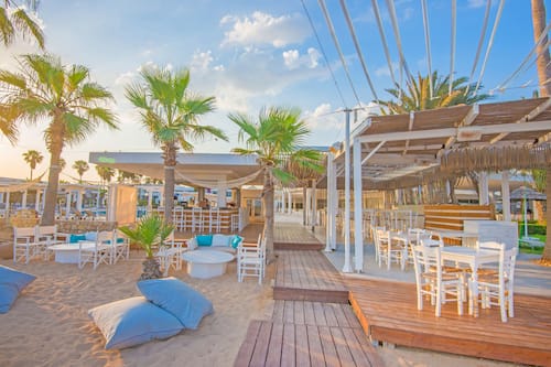 Plage privée, chaises longues, parasols, beach-volley