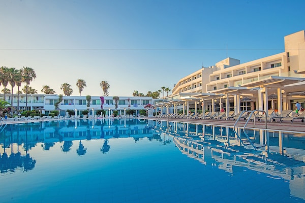 2 outdoor pools