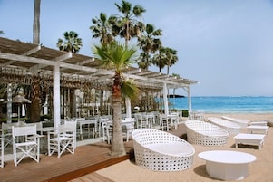 Playa privada, sillas reclinables de playa, sombrillas