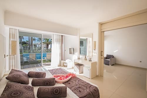 Suite Junior, piscine privée | Lits bébé (gratuits), draps fournis