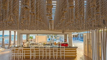 Bar junto a la piscina