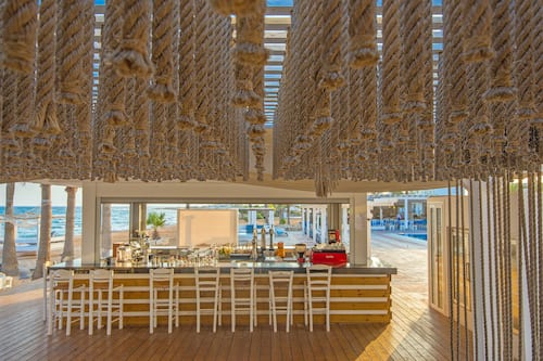 Bar en bord de piscine