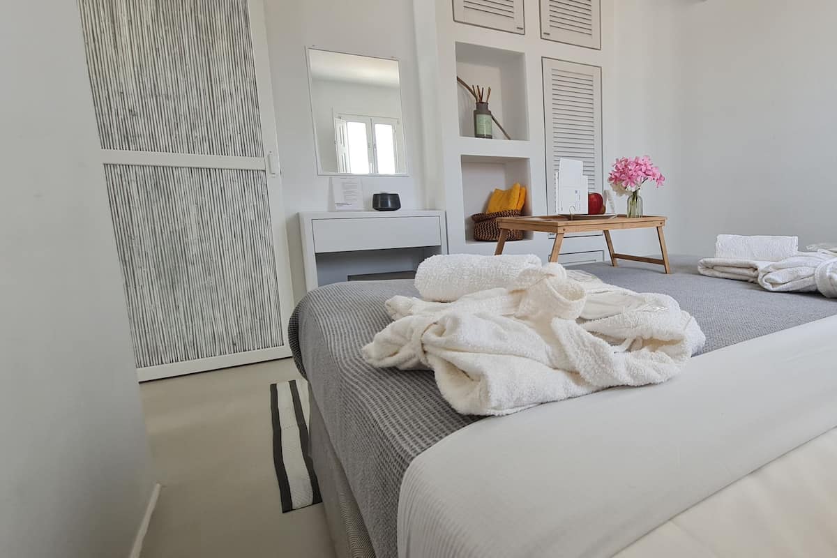 Deluxe House, 1 Bedroom | Minibar, in-room safe, soundproofing, free cribs/infant beds