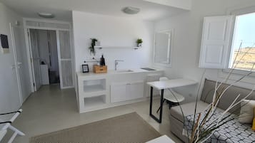 Deluxe House, 1 Bedroom | Living area | 32-inch flat-screen TV with cable channels, TV