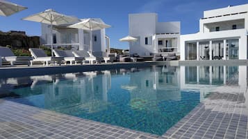 Sæsonbestemt udendørs pool, åben fra kl. 09.00 til kl. 19.30, parasoller
