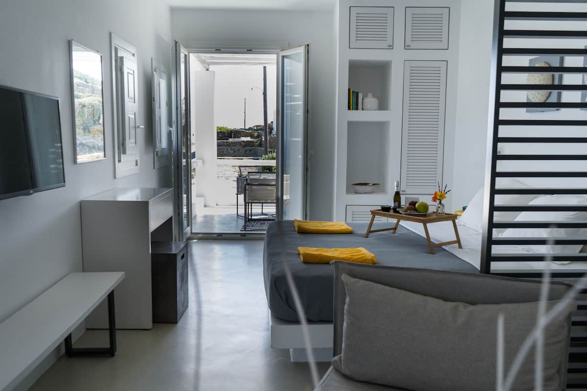 Superior House, 1 Bedroom | Minibar, in-room safe, soundproofing, free cribs/infant beds