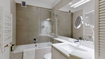 Rainfall showerhead, free toiletries, hair dryer, towels