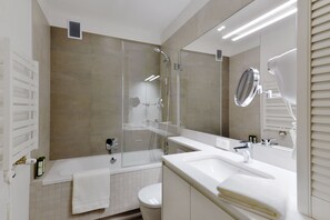Rainfall showerhead, free toiletries, hair dryer, towels - Stradonia Serviced Apartments (Kraków)