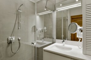 Rainfall showerhead, free toiletries, hair dryer, towels - Stradonia Serviced Apartments (Kraków)