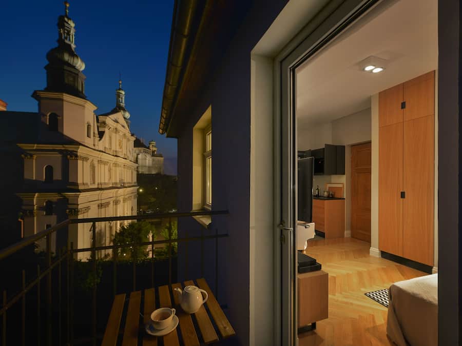 Premium bedding, down comforters, in-room safe, individually decorated