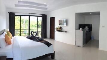 Deluxe Double Room | Coin séjour | Télévision LCD de 32 pouces avec chaînes par câble, télévision