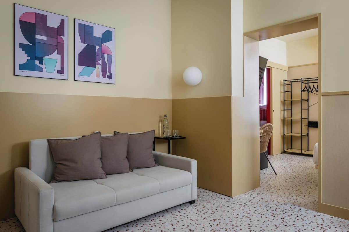 Habitació triple | Escriptori, bressols gratuïts, wifi gratuïta i roba de llit