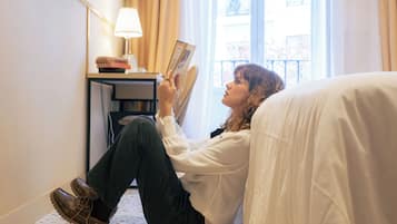 Superior tweepersoonskamer | Een bureau, gratis babybedden, gratis wifi, beddengoed