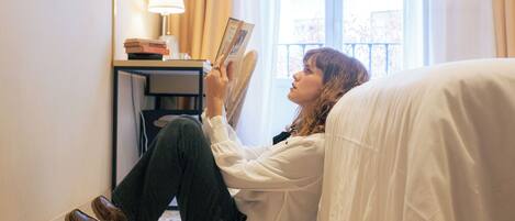 Escritorio, cunas gratuitas, wifi gratis y ropa de cama