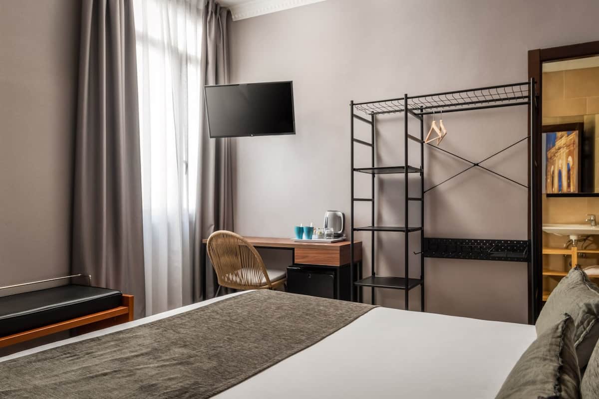 Tweepersoonskamer (Interior) | Een bureau, gratis babybedden, gratis wifi, beddengoed