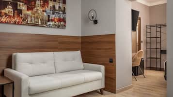 Habitación triple | Escritorio, cunas gratuitas, wifi gratis y ropa de cama