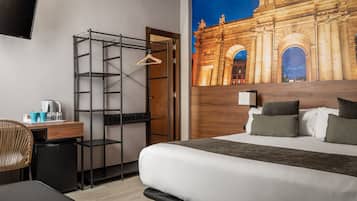 Escritorio, cunas gratuitas, wifi gratis y ropa de cama