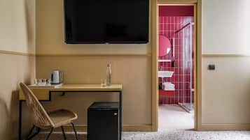 Triple Room | Ruang tamu | TV skrin rata