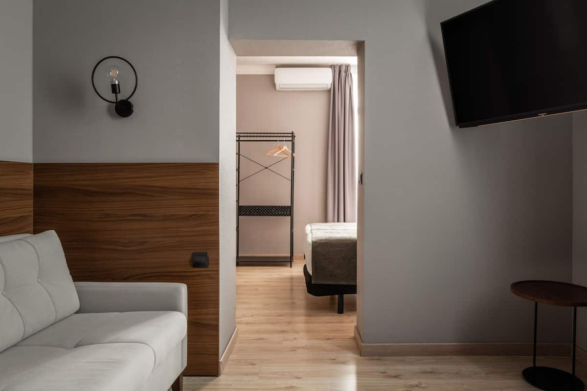 Driepersoonskamer | Een bureau, gratis babybedden, gratis wifi, beddengoed