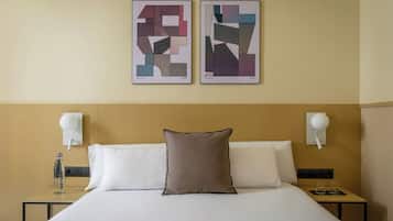 Superior tweepersoonskamer | Een bureau, gratis babybedden, gratis wifi, beddengoed